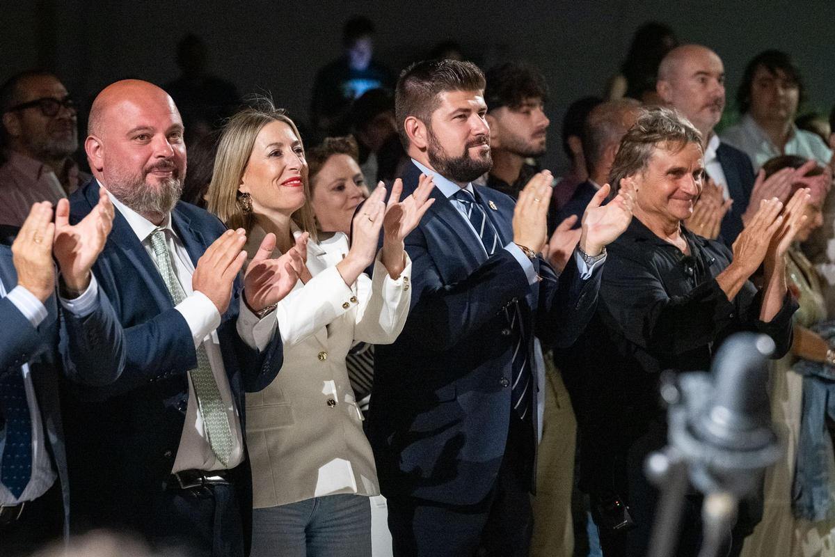 Fotogalería | Las imágenes del acto institucional en Medellín con María Guardiola y Nacho Cano