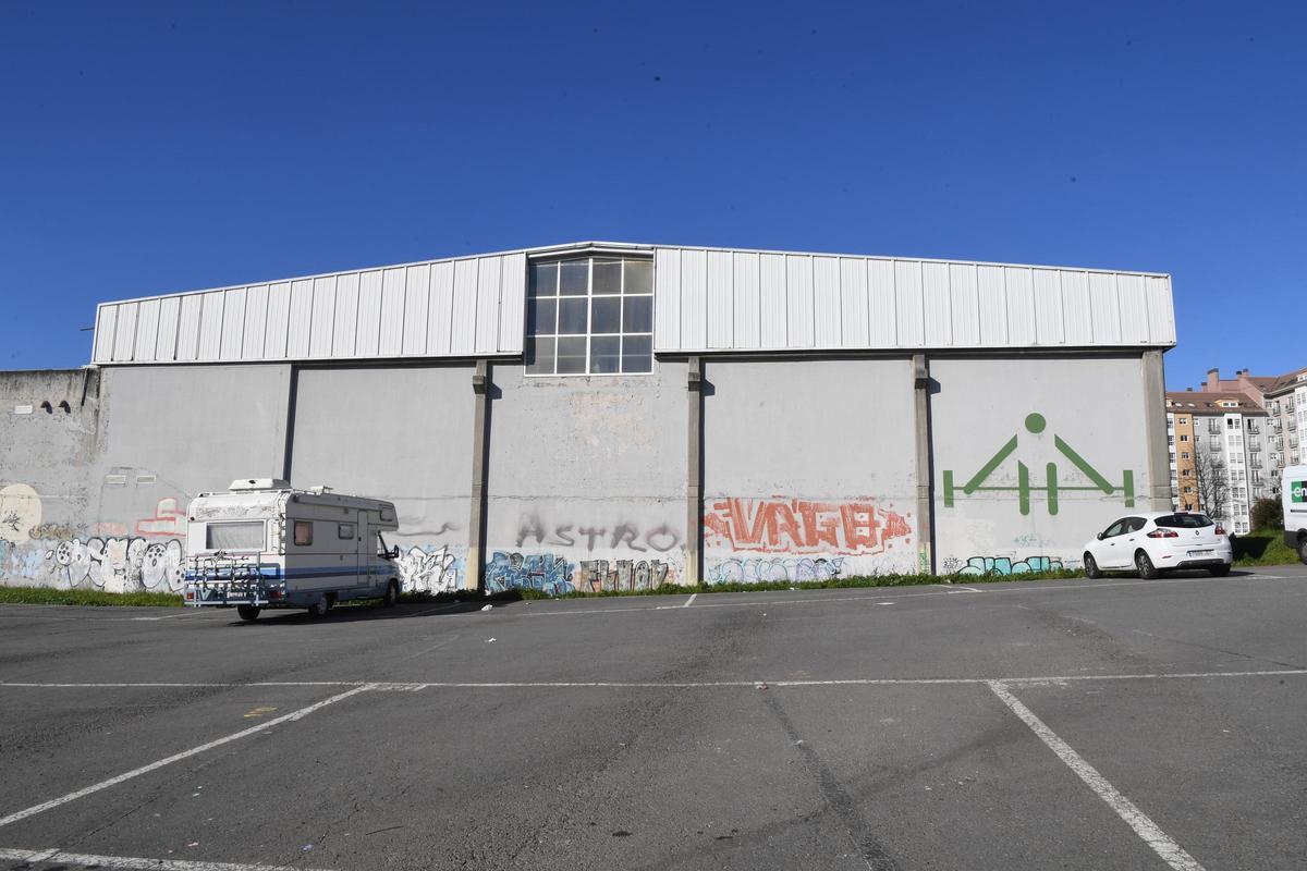 Exterior del polideportivo de Sardiñeira.