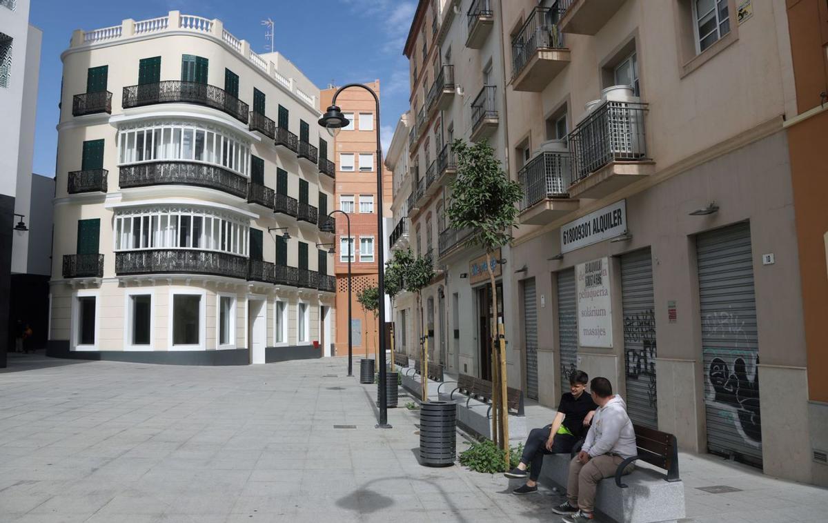 Al fondo el edificio de oficinas que recrea el diseño de La Mundial. | ÁLEX ZEA