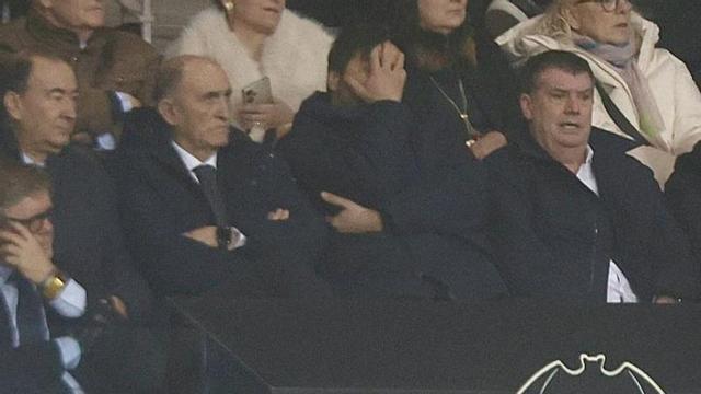 Gourlay y Solís, tapándose la cara, en un momento del Valencia - Madrid