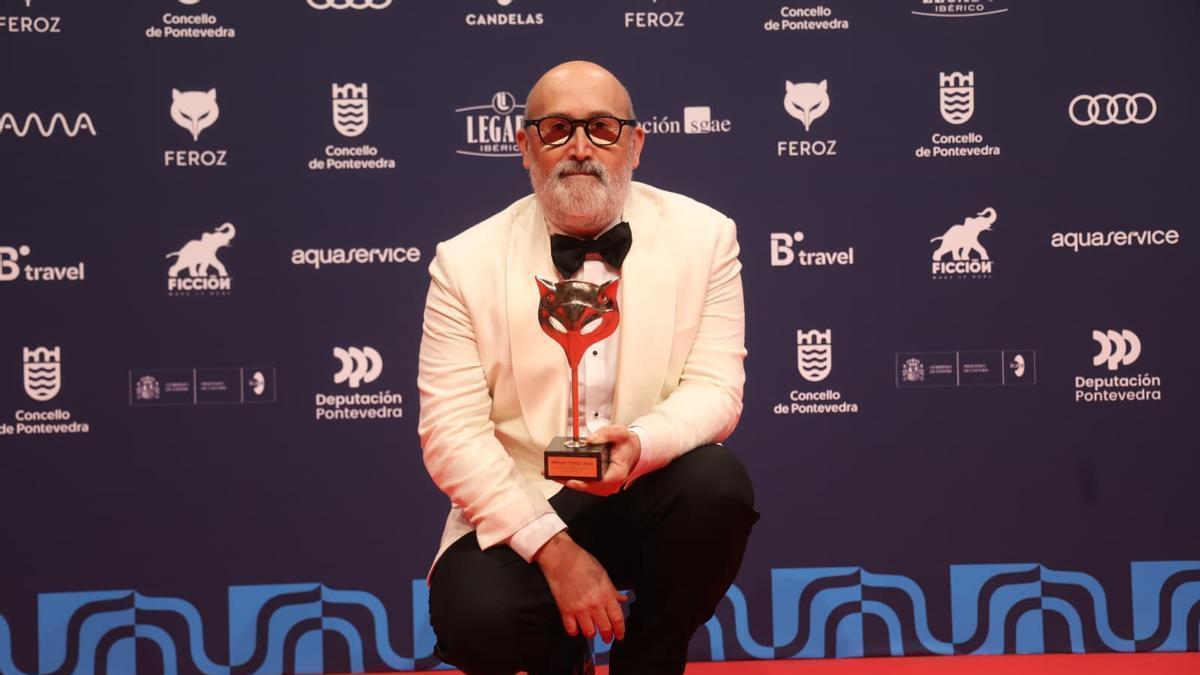 Javier Cámara posa con su premio Gustavo Santos, en una imagen de archivo.