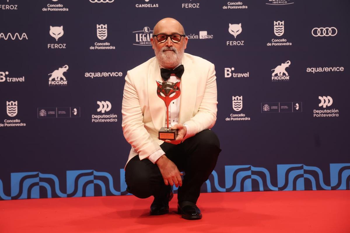 Javier Cámara posa con su premio