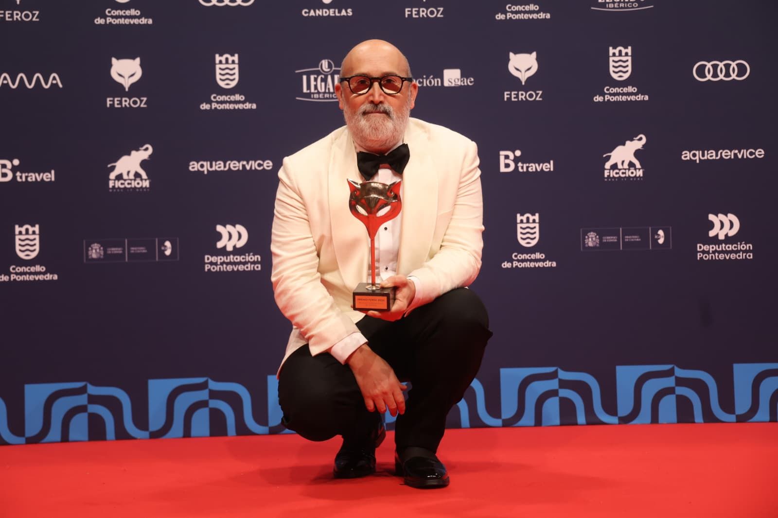 Javier Cámara posa con su premio Gustavo Santos (1)