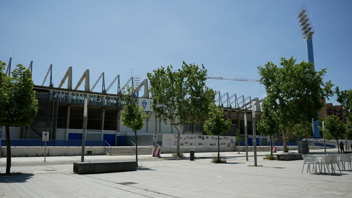 Vista de La Romareda en obras desde la plaza Eduardo Ibarra.