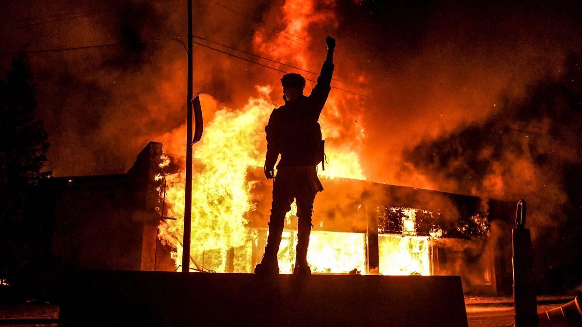 Los disturbios raciales por la muerte del afroamericano George Floyd a manos de la policía el lunes pasado en Mineápolis, se extendieron por ciudades de todo Estados Unidos, con incendios, saqueos y enfrentamientos entre manifestantes y agentes antidisturbios.