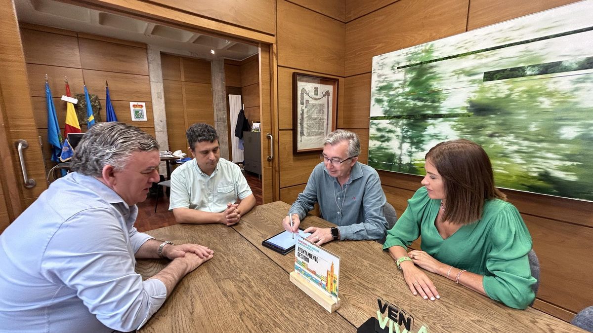 Por la izquierda, el secretario municipal, Felipe Fanjul, el primer teniente de alcalde, Javier Rodríguez; Fermín Riaño, párroco, y María José Fernández, concejala de Políticas Sociales y Atención a las Personas.