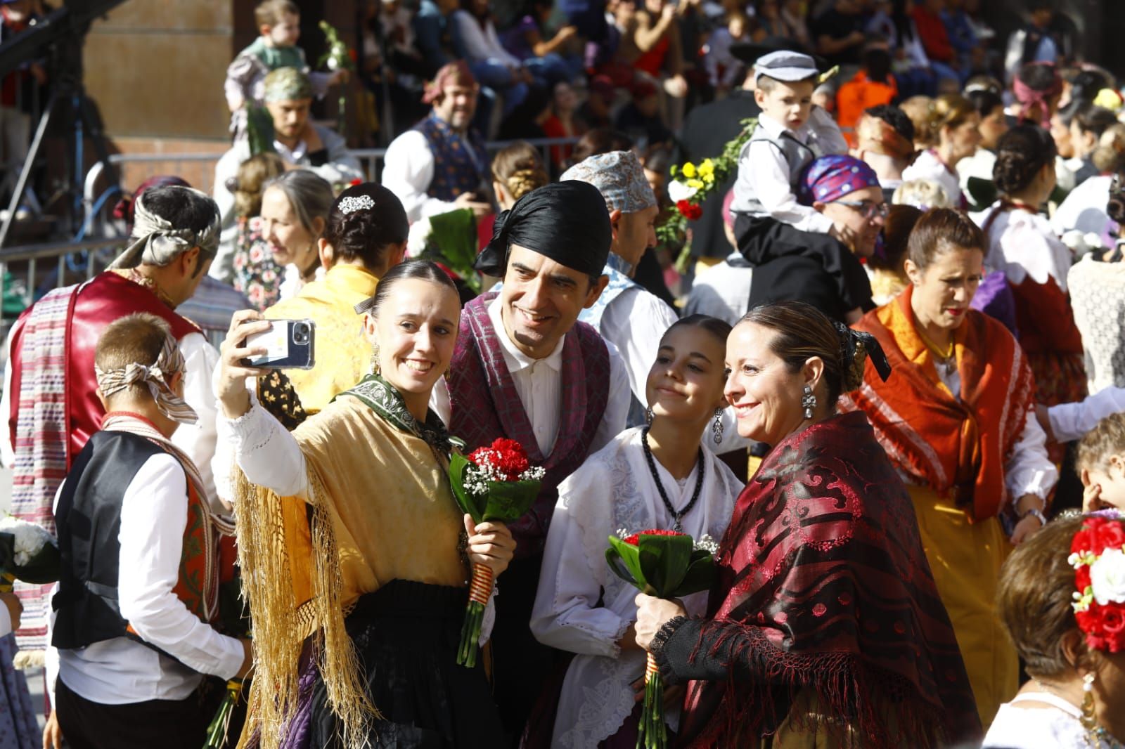 En imágenes | Zaragoza vive su día grande con la Ofrenda de Flores a la Virgen del Pilar