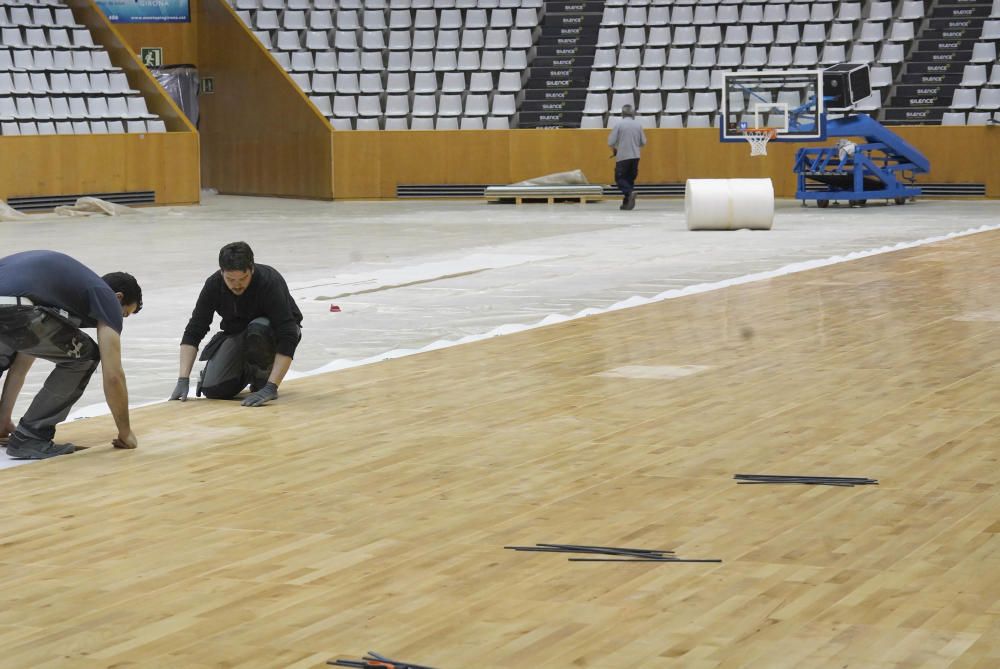 Col·locació del nou parquet del pavelló de Fontajau