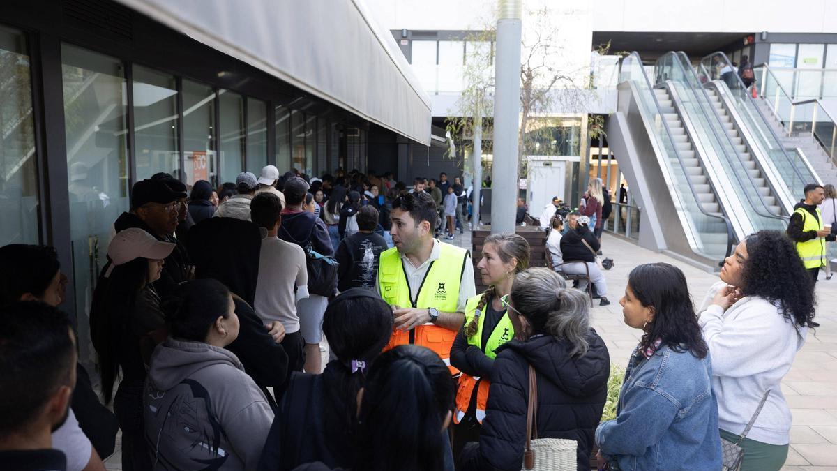 Migrantes en el Cetis durante el proceso de regularización.