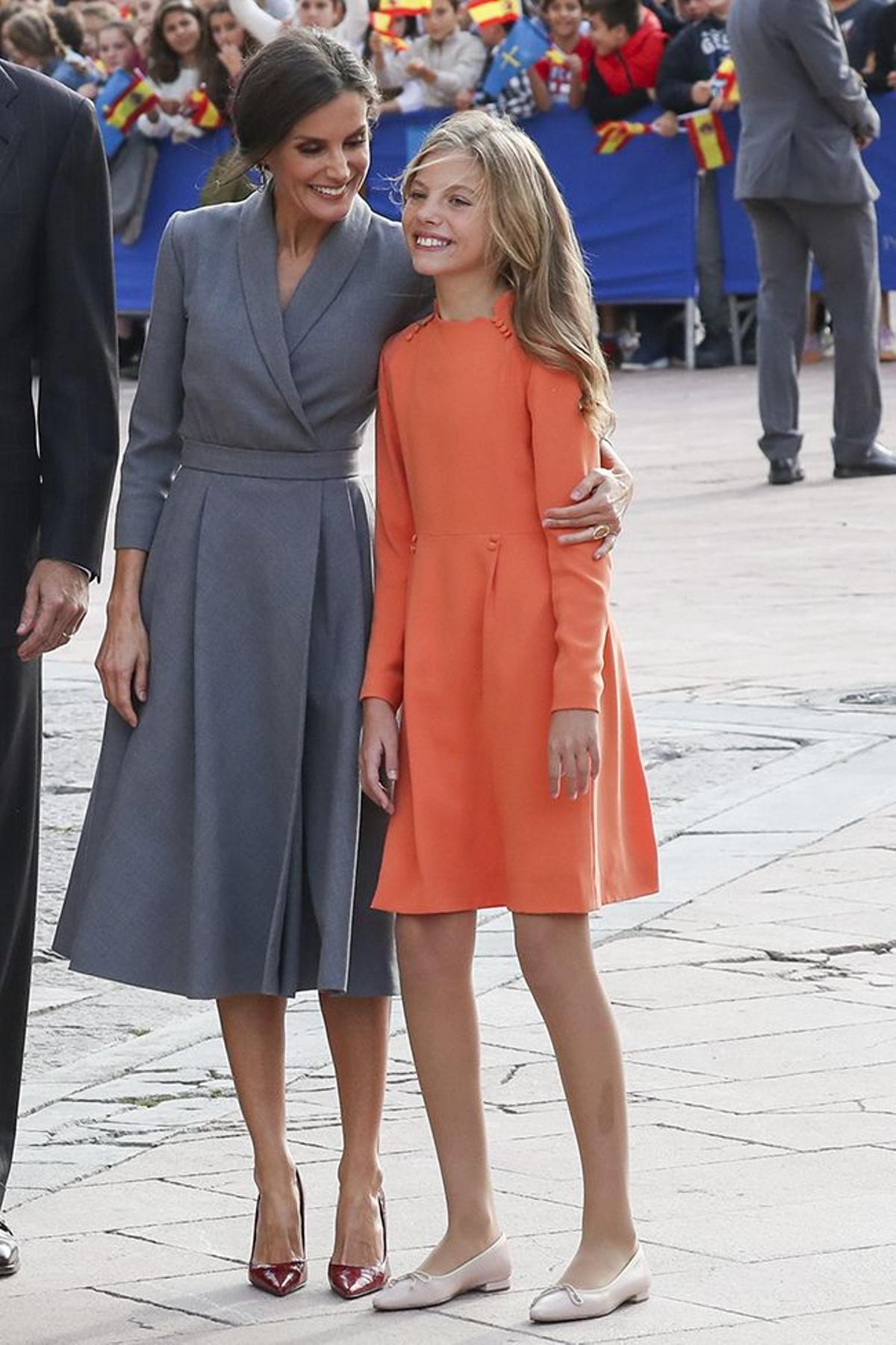 La reina Letiza abraza a su hija, la infanta Sofía