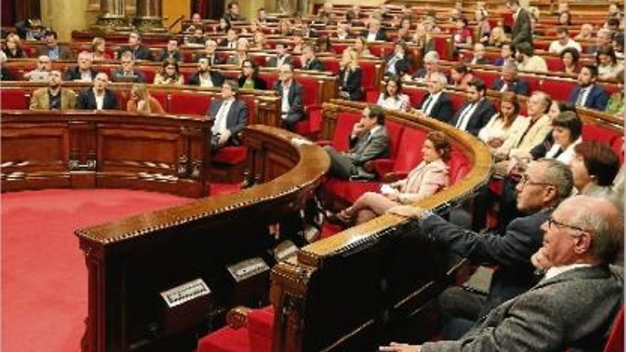 Una imatge general d&#039;una votació al Parlament sobre la moció de política fiscal proposada ahir pel PSC.