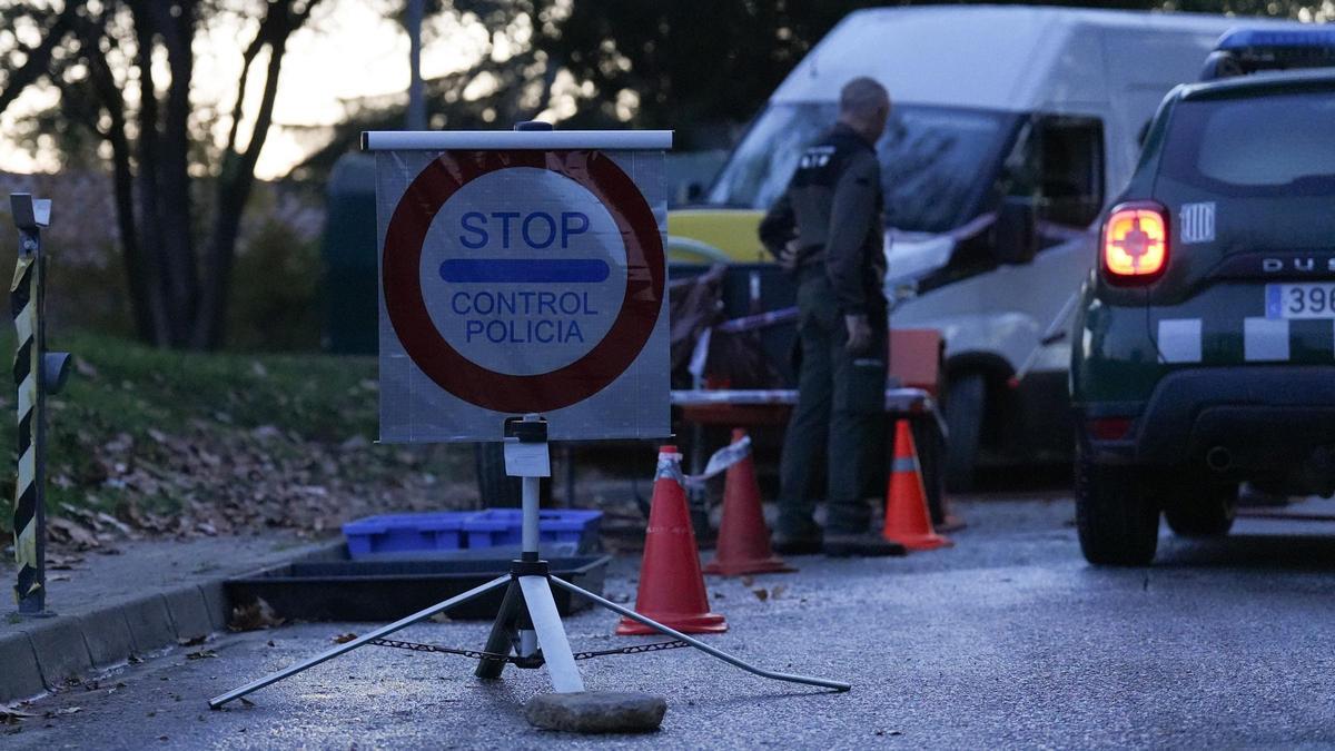 Control policial para limitar el acceso a una zona con riesgo de peste porcina, el pasado día 1.