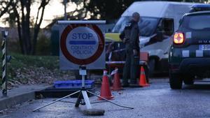 Control policial para limitar el acceso a una zona con riesgo de peste porcina, el pasado día 1.
