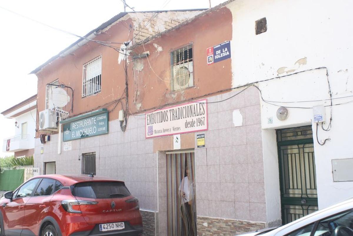Pese a los grandes edificios que lo rodean, El Mochuelo, sigue manteniendo su esencia en plena huerta de Santiago y Zaraíche