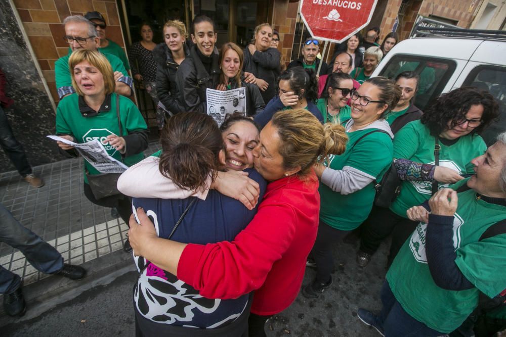 La PAH frena un desahucio en Elche