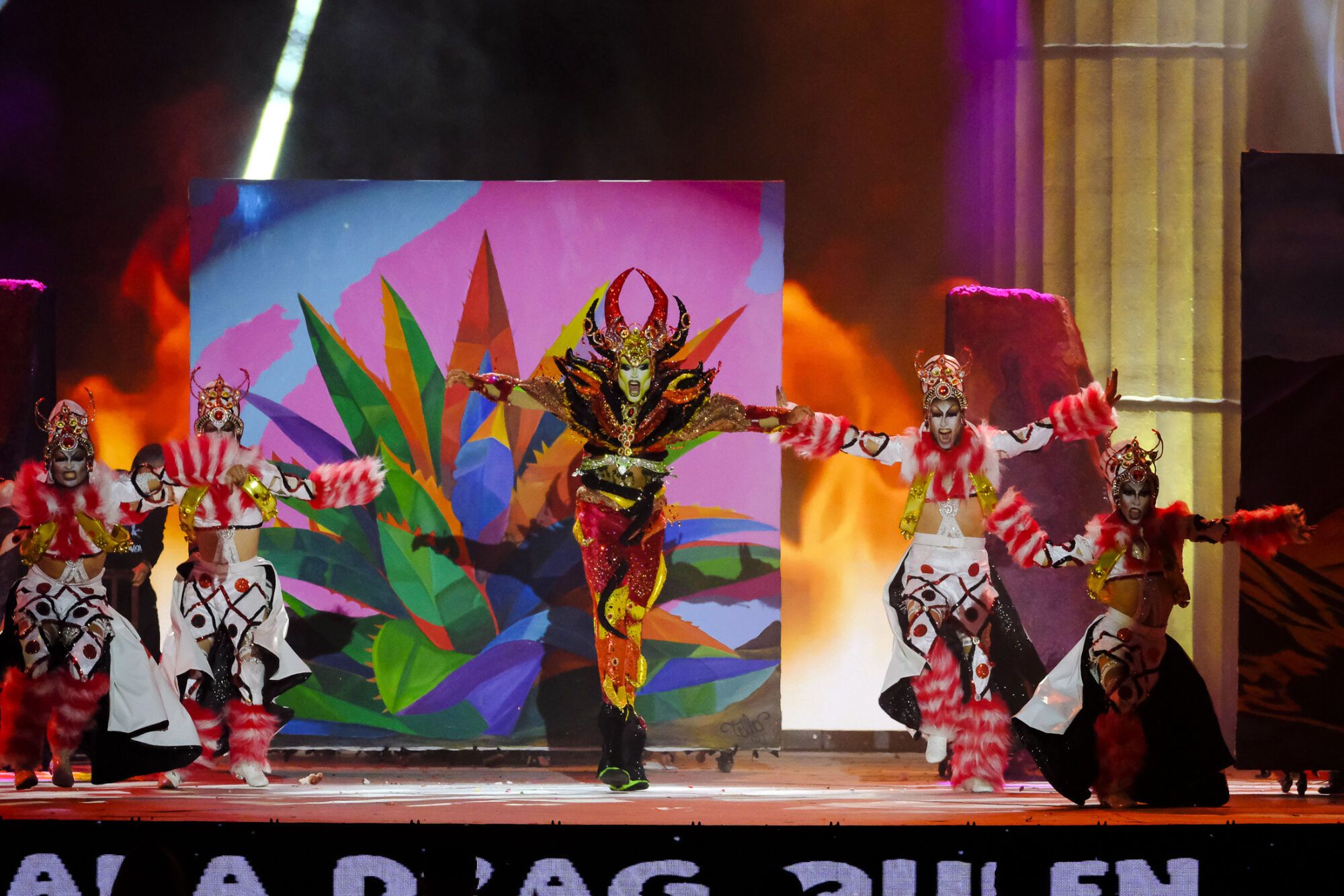 12. Drag Avalon (Osvaldo Cabrera Arocha) Con el patrocinio de Dental Claramunt, Centro Comercial Open Mall Lanzarote, Tapicería Peñate y Empirestetik y con un diseño de Rubén Pérez presenta el espectáculo Desde este marco incomparable.