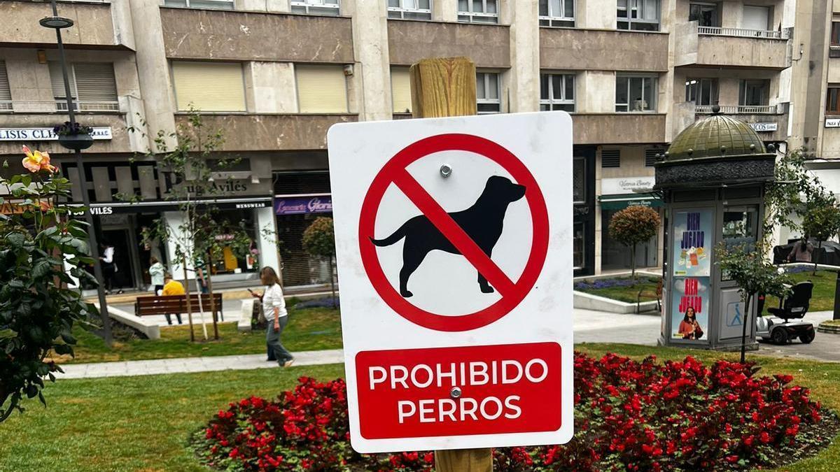 Uno de los carteles que prohíben la presencia de mascotas en estos espacios.