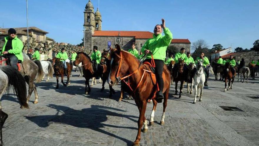 La ruta caballar salió de la plaza de Fefiñáns y recorre un total de 80 kilómetros. // Iñaki Abella