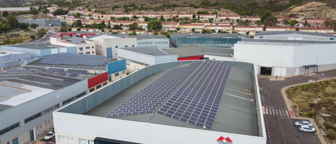 Placas solares sobre las cubiertas de diferentes naves industriales en Elda.