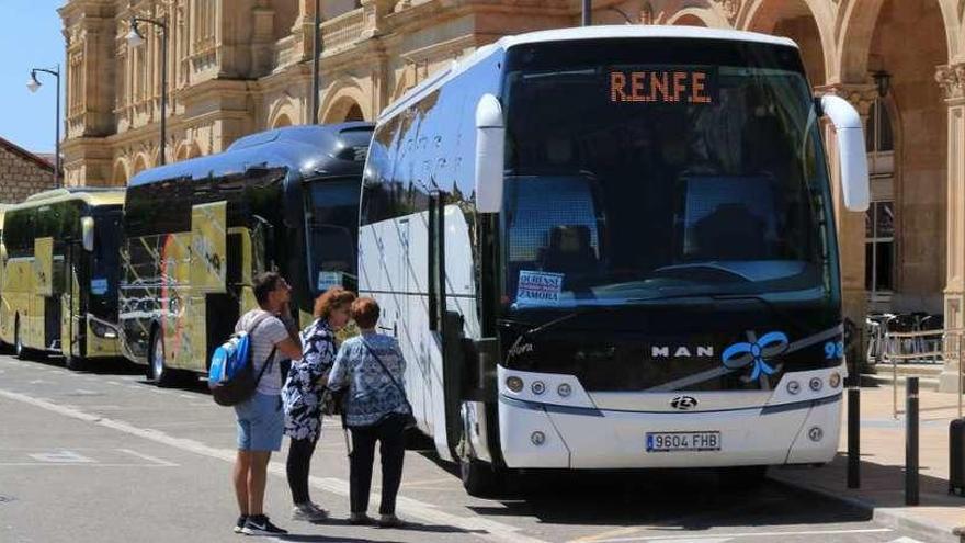Cinco autobuses recogen a los pasajeros procedentes de Madrid con destino a Galicia, a primera hora de la tarde.
