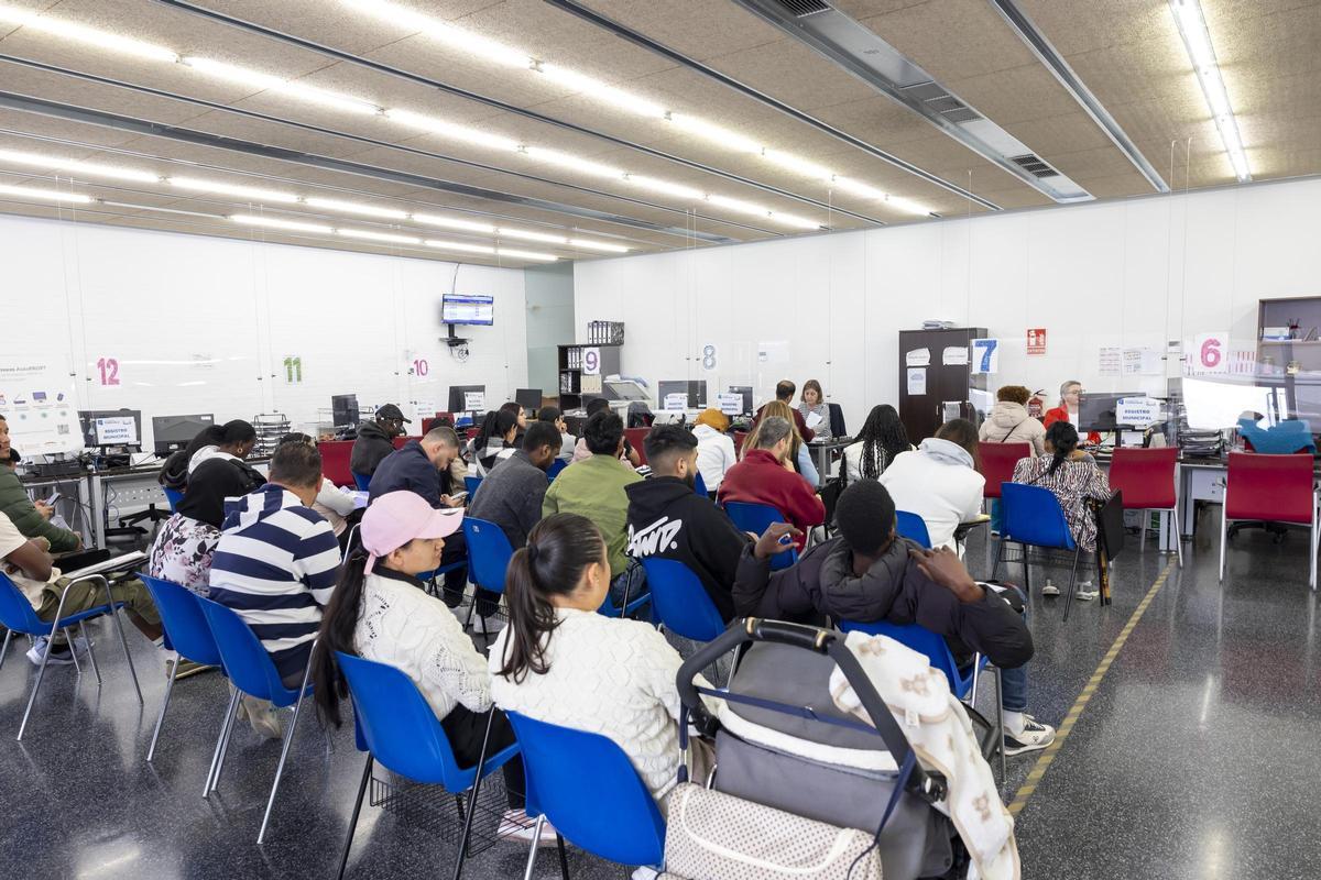 Interior de la instalaciones del Prop y Registro municipal en Torrevieja coincidiendo con el proceso de regularización de personas migrantes