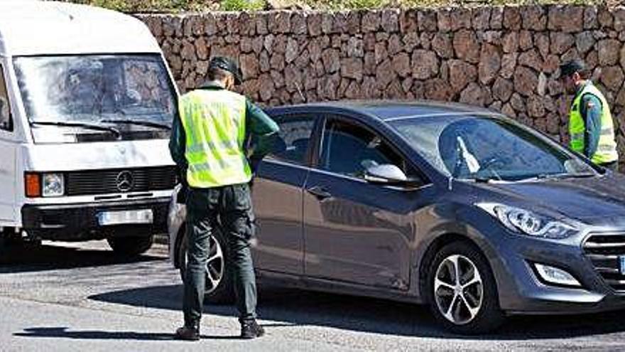 Imagen de un control de la Guardia Civil durante el estado de alarma.