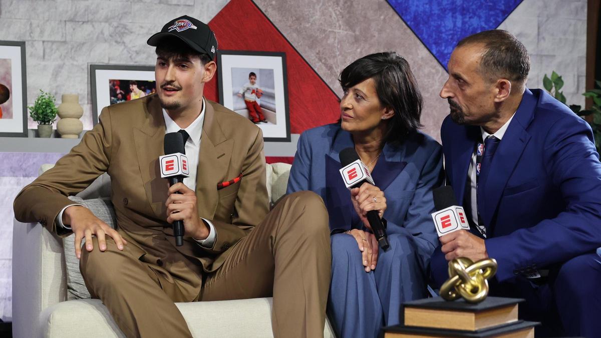 Aday Mara, su madre Gely Gómez y su padre, Javi Mara, atendiendo a la ESPN justo tras ser elegido.