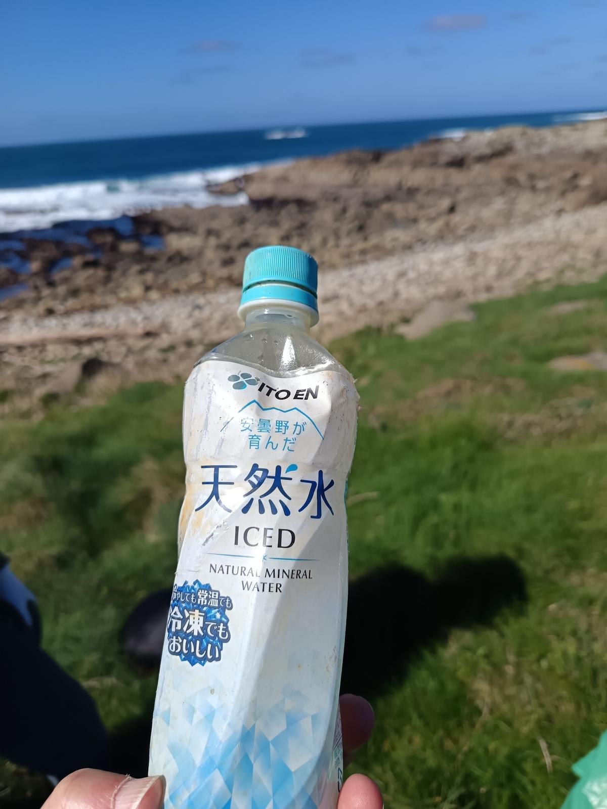 Un dos envases plásticos internacionais recollidos nos coídos do Corno, en Camariñas