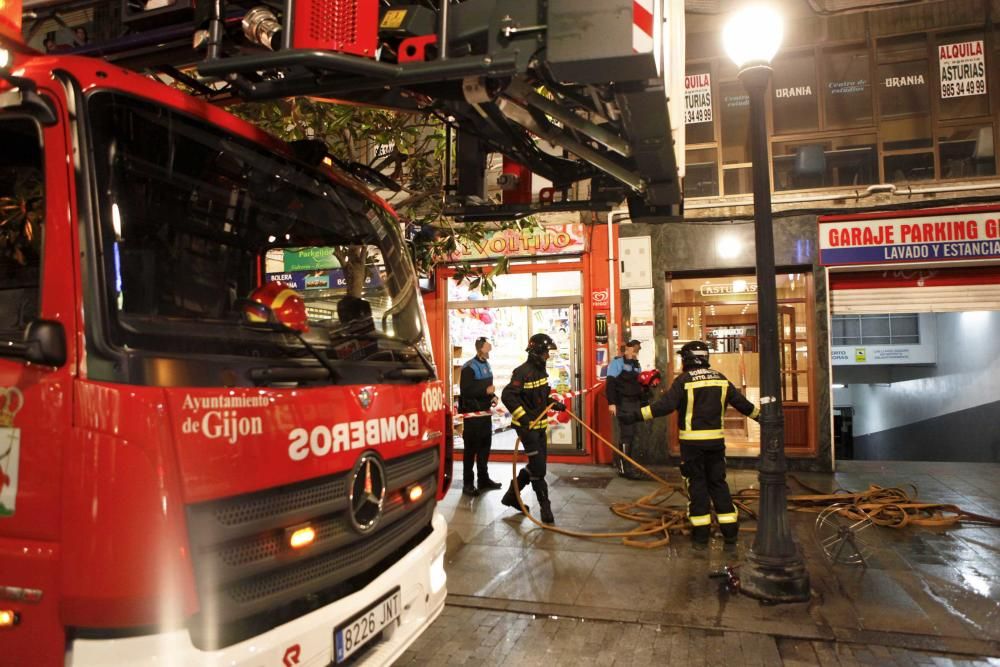 Intervención de los bomberos en un incendio de Gijón