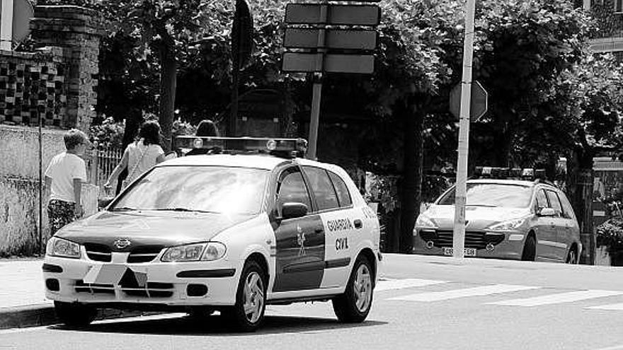 Coches de la Guardia Civil y de la Policía del Principado de Asturias, en las inmediaciones del cuartel de Salinas.