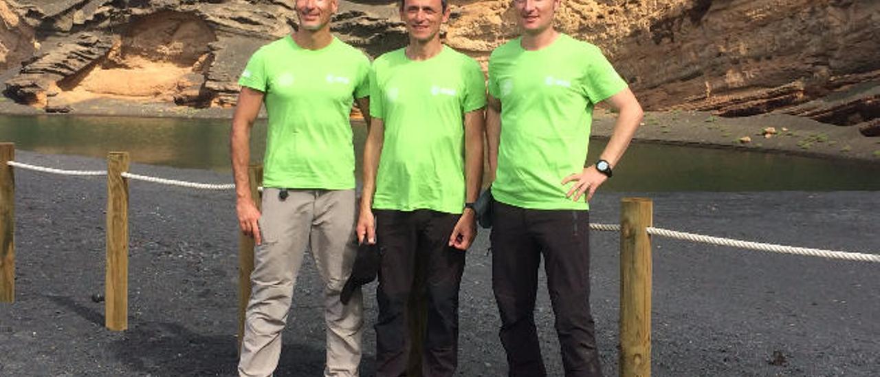 Luca Parmitano, Pedro Duque y Matthias Maurer, ayer, junto al Charco Verde de El Golfo.