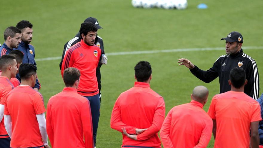 Negredo, el centro, escucha a Nuno durante el entrenamiento de hoy