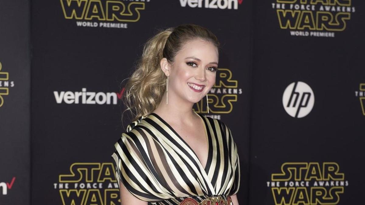 Billie Lourd rinde homenaje a su madre y a su abuela