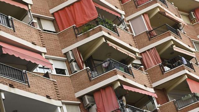Balcons de pisos en un edifici a Nou Barris, a la ciutat de Barcelona.