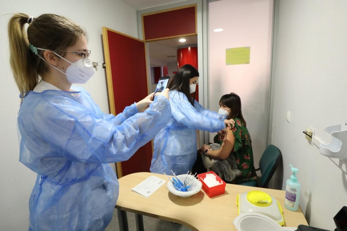Administración de la vacuna contra el coronavirus a sanitarios del Hospital Miguel Servet