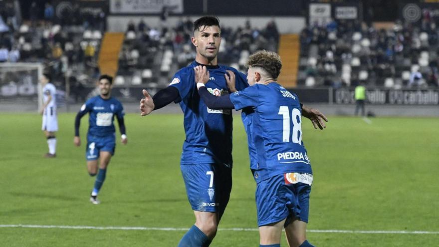 Willy Ledesma celebra su gol junto a Simo en el Nuevo Vivero.