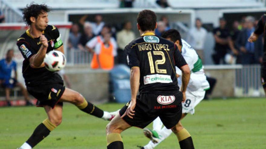 En esta jugada el delantero franjiverde Ángel pidió penalti por una mano de un defensa rival en el área de Roberto.