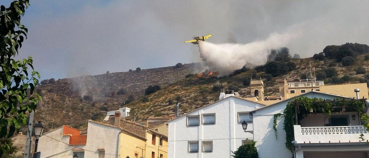 Un avión descarga sobre
el frente de fuego que
amenazaba Tollos.  a.p.f.