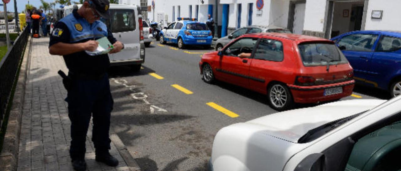 Imagen de archivo de un policía de Arrecife multando a un vehículo mal aparcado.