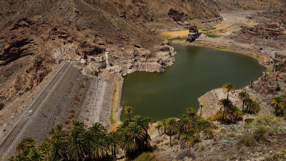 Vista aérea del embalse de La Sorrueda en Gran Canaria con un 10 por ciento de su capacidad total.