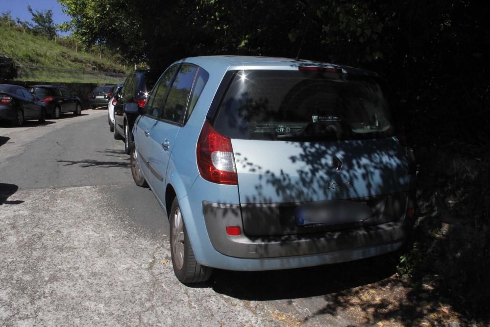 Multan a decenas de coches mal aparcados en las playas de Cangas