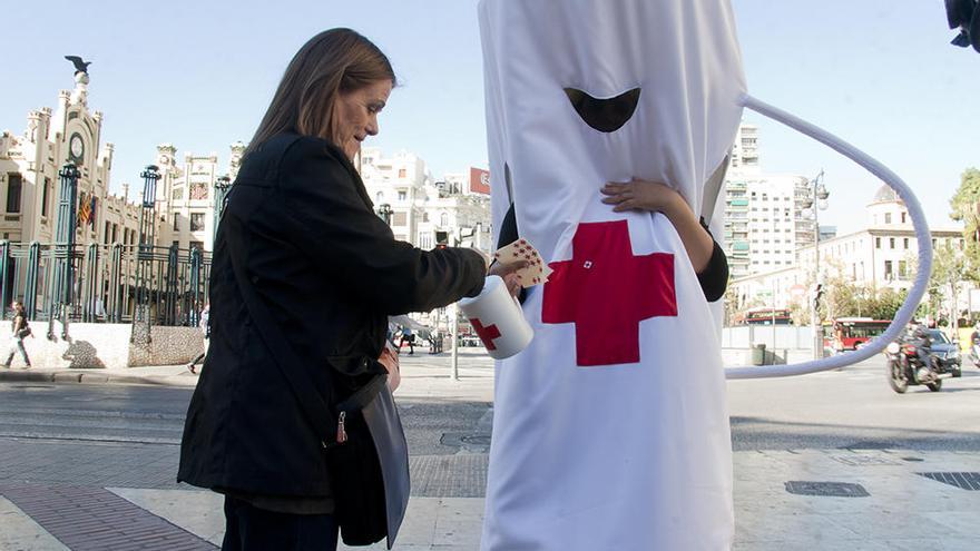 Un voluntario recoge fondos para Cruz Roja