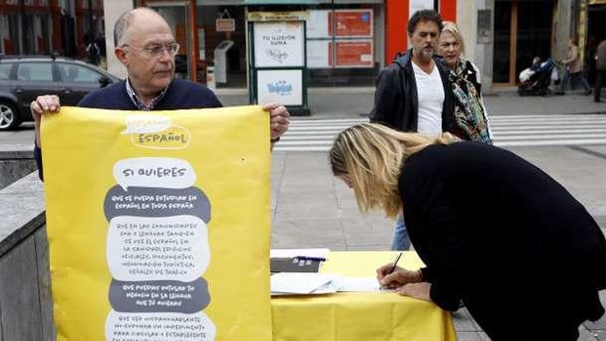 Una mujer firma para apoyar la campaña de Hablemos Español.
