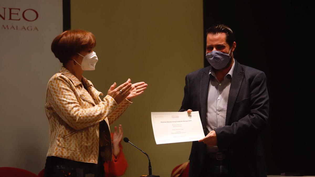José Antonio Sau recibe el premio de Periodismo del Ateneo.