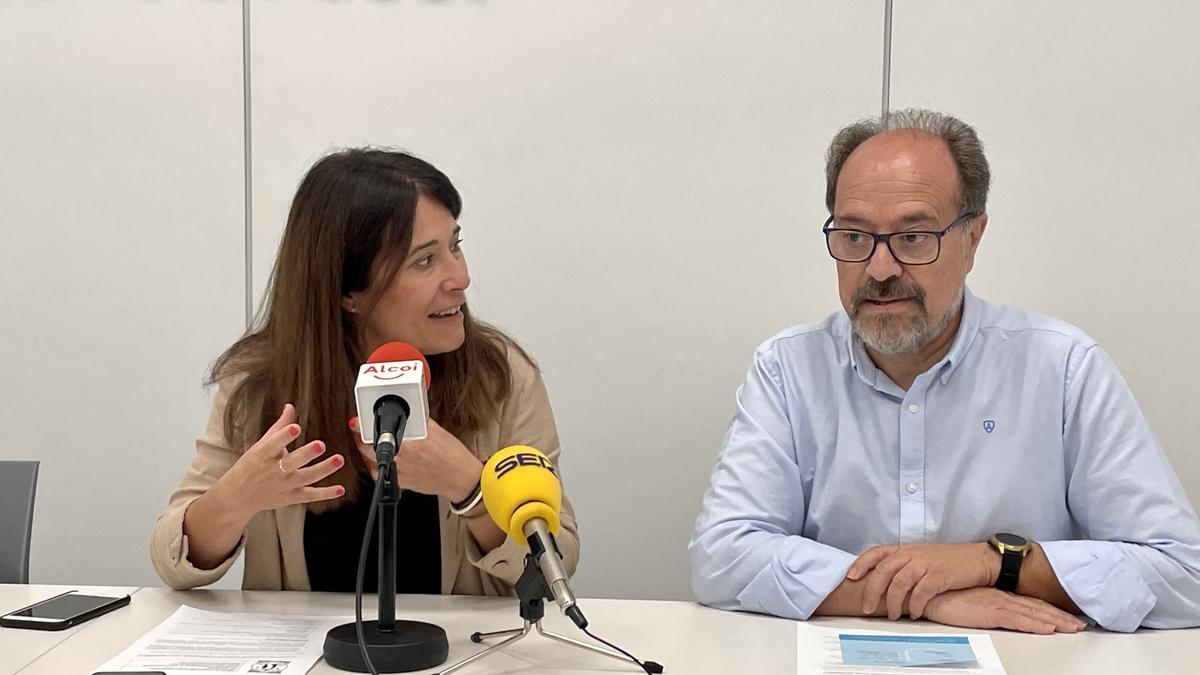 La edil de Turismo, Lorena Zamorano, y el presidente de Alcoy Modernista, Guzmán Bernabeu, en la presentación de los dos concursos.