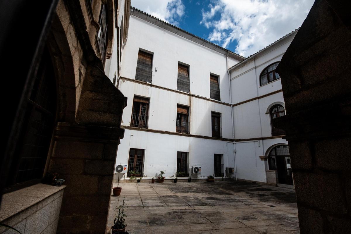 Fotogalería | La sede de la Diputación de Cáceres, más allá de su fachada Fotogalería | La sede de la Diputación de Cáceres, más allá de su fachada