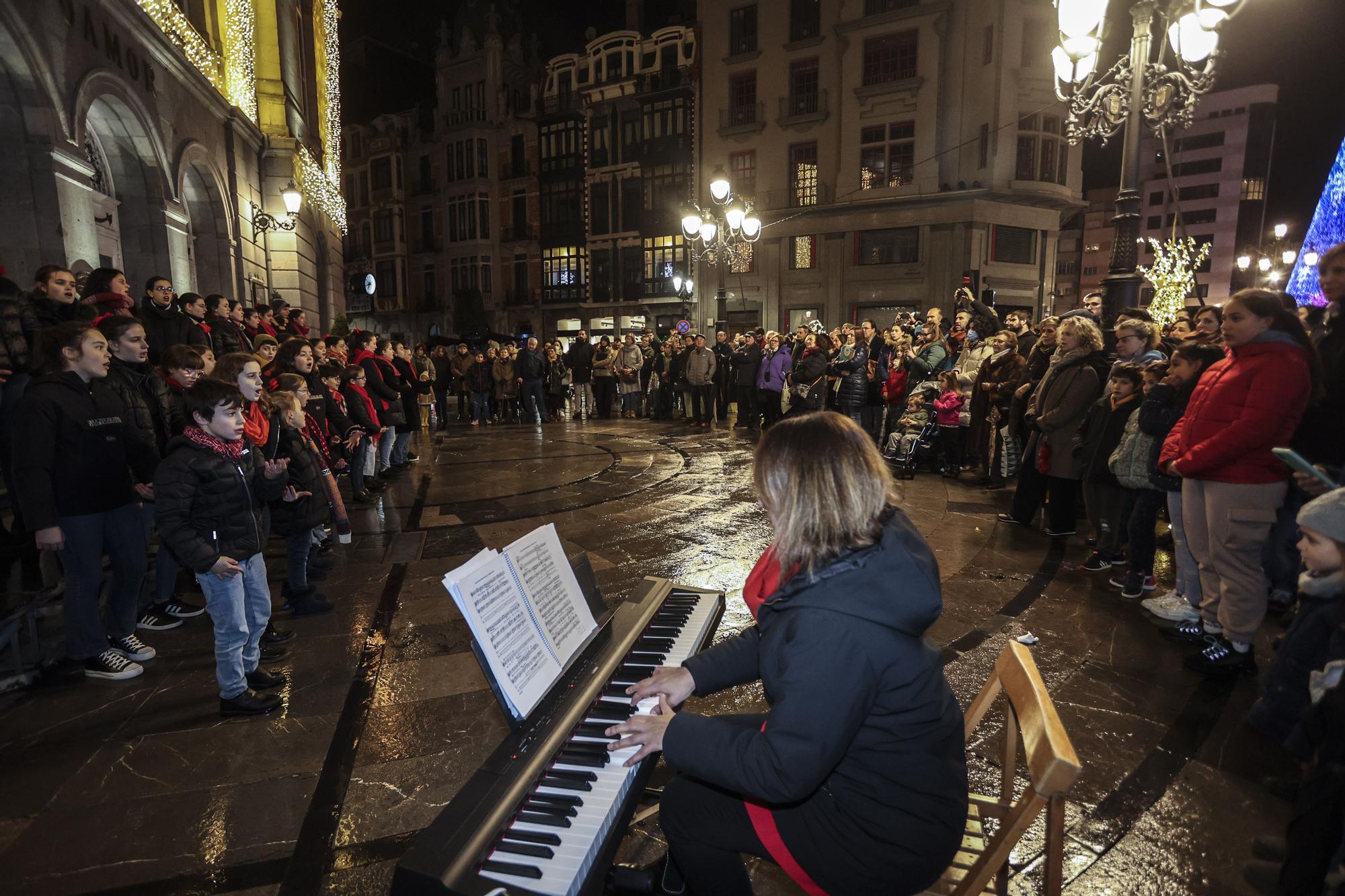 Oviedo exprime un puente con aires navideños