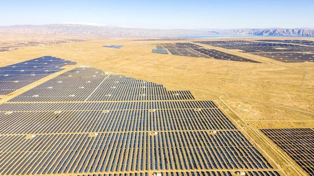 La energía fotovoltaica impulsa la lucha contra la desertificación en Kubuqi
