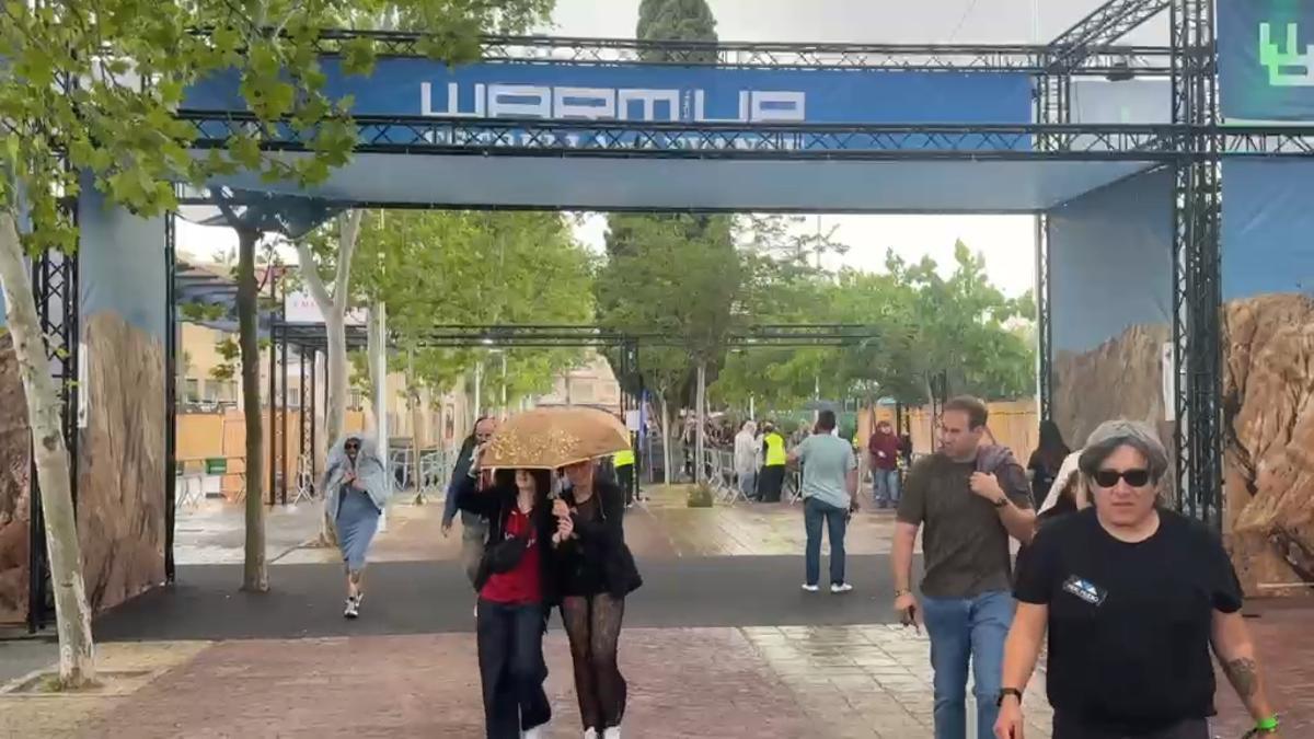 Las personas entran al Warm Up a pesar de la lluvia