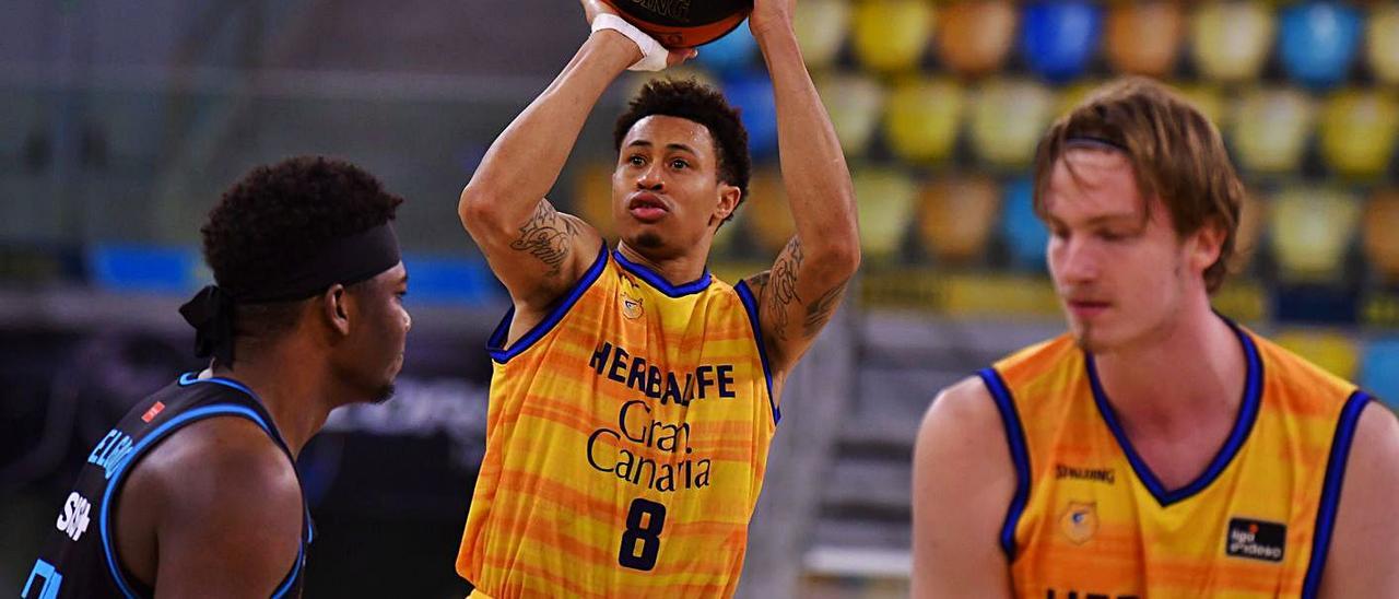 A.J. Slaughter lanza a canasta en el choque frente al Estudiantes, el pasado sábado en el Arena. | | ACB PHOTO